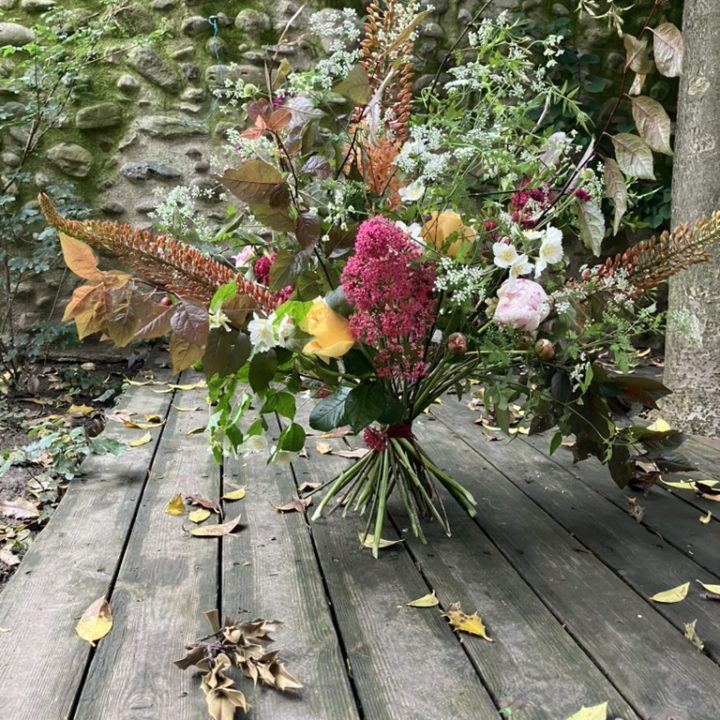 Bouquet de fleurs de saison aux couleurs acidulées